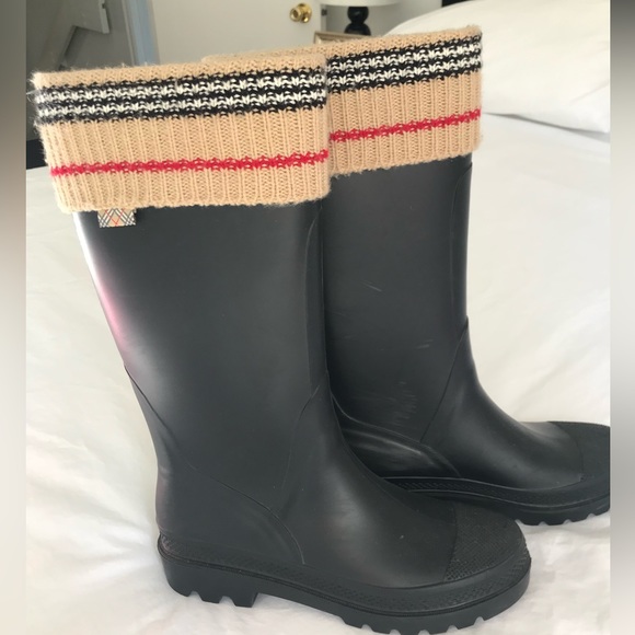 Burberry rain boots - Picture 1 of 2